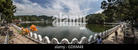 Panorama ripreso il lato est del Lago Kandy. AKA Kiri Muhuda o il Mare di Latte, è un lago artificiale circondato da colline Foto Stock