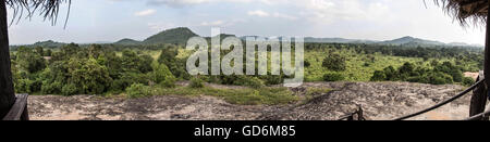 Panorama shot sul bordo del Minneriya National Park in Sri Lanka. Mostra la giungla, foresta, montagna nel parco Foto Stock