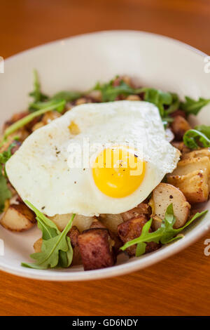 La birra brasato di manzo di mais hash con uovo fritto, angolo cottura Ristorante, Templeton, California Foto Stock