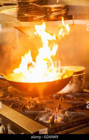 Bistecca di mantello è saltata in un wok per il lomo saltado sandwich, boccone Eatery, Thousand Oaks, California Foto Stock