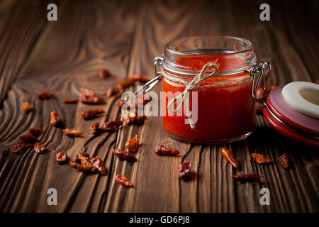 Fai-da-te naturale di salsa al peperoncino sriracha Foto Stock