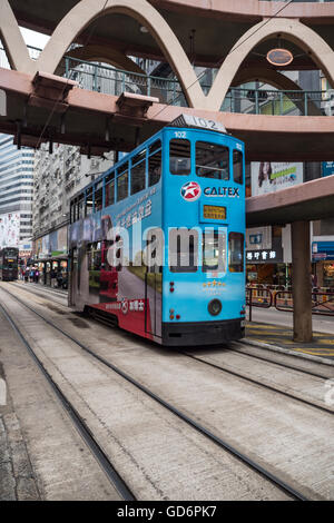 City Tram o Ding Ding su Yee Wo Street Hong Kong Cina Foto Stock