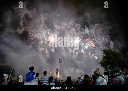 Guardare la gente spettacolo di fuochi d'artificio. Foto Stock