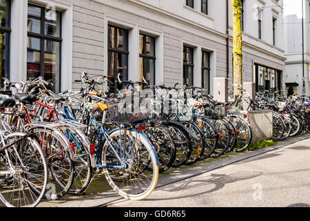 Le biciclette parcheggiate in Svizzera Foto Stock