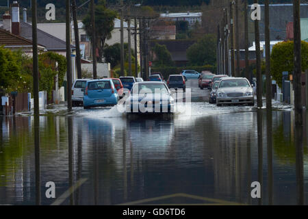 Car guida attraverso le inondazioni. Lealtà Street, South Dunedin Dunedin, Isola del Sud, Nuova Zelanda Foto Stock