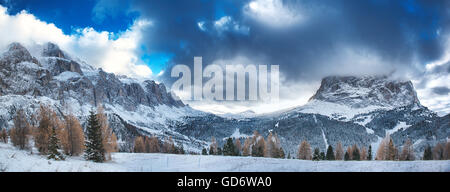 Panorama sul Gruppo del Sella e del Sassolungo visto dalla strada del Passo Sella- Dolomiti Trentino Alto Adige Foto Stock