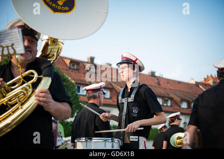 Marching Band KUD Pošta Maribor eseguendo nelle strade della città di Maribor a Festival Lent, Maribor, Slovenia, 2016 Foto Stock