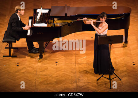 Maša Kuhar su flauto e Nejc Kamplet sul pianoforte, concerto di musica classica al Festival Lent, Maribor, Slovenia, 2016 Foto Stock