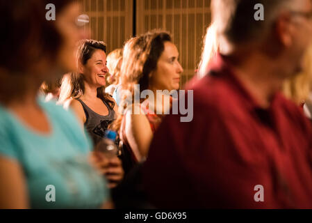 Il pubblico a ridere e godendo di stand-up comedy Festival in Quaresima, Maribor, Slovenia, 2016 Foto Stock