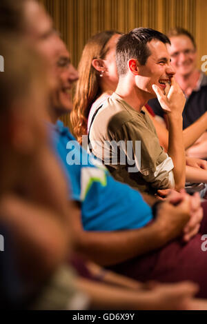 Il pubblico a ridere e godendo di stand-up comedy Festival in Quaresima, Maribor, Slovenia, 2016 Foto Stock