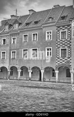 Foto in bianco e nero di case sulla piazza del Mercato Vecchio a Poznan, in Polonia. Foto Stock