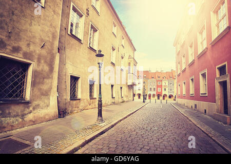 Vintage stilizzata street a Poznan città vecchia con lente effetto flare, Polonia. Foto Stock