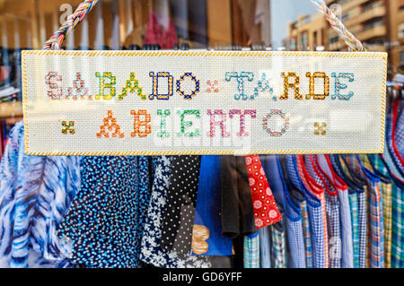 ÒOpen sabato afternoonÓ segno su un piccolo negozio. Valencia. Spagna Foto Stock