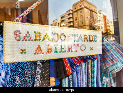 Aperto il sabato pomeriggio segno su un piccolo negozio. Valencia. Spagna Foto Stock