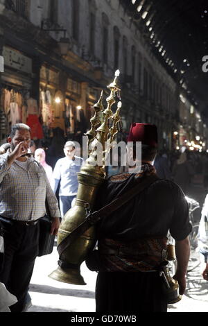 Un venditore di acqua o succo di frutta venditore nella città di Damaskus in Siria in medio oriente Foto Stock