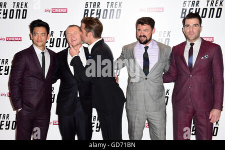 (Da sinistra a destra) John Cho, Simon Pegg, Chris Pine, Karl Urban e Zachary Quinto partecipando alla premiere di Star Trek al di là tenutasi presso l'impero nel quadrato di Leicester, Londra. Foto Stock