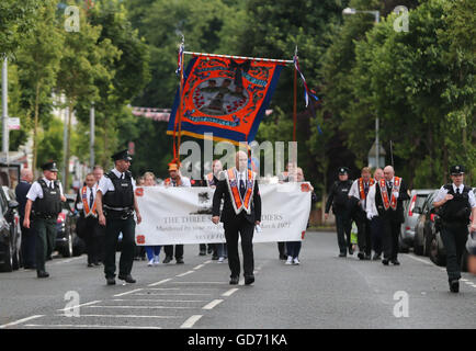 Ordine di Orange membri marzo su Woodvale Road a Belfast come parte del dodicesimo annuale di luglio sfilate in tutta l'Irlanda del Nord. Foto Stock