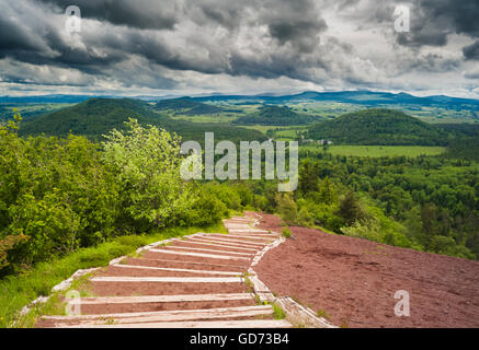 Vista verso sud lungo la Chaine des Puys da Puy de la Vache Vulcano, Auvergne, con ripido sentiero a gradini in primo piano Foto Stock