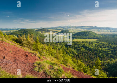 Vista verso sud lungo la Chaine des Puys (catena dei vulcani) da Puy de la Vache Vulcano, Auvergne, Francia Foto Stock