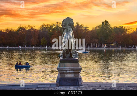 Il Retiro laghetto, un lago artificiale di grandi dimensioni, visto dal monumento a Alfonso XII presso il Buen Retiro park. Madrid. Spagna Foto Stock