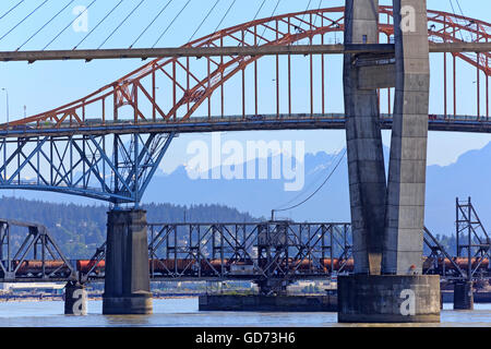 Il trasporto dei ponti che attraversano il fiume Fraser a New Westminster, British Columbia Foto Stock