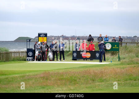 Padraig Harrington tees off sul secondo foro del Royal Troon durante la pratica per il 2016 Open di Golf Foto Stock