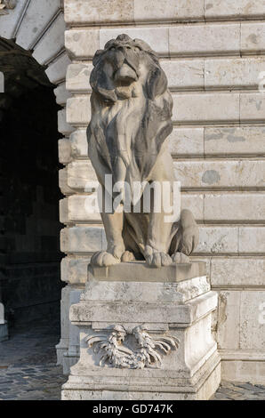 Lion statua alla facciata nord del Lions interna porta del cortile presso il castello di Buda palazzo reale a Budapest, Ungheria Foto Stock