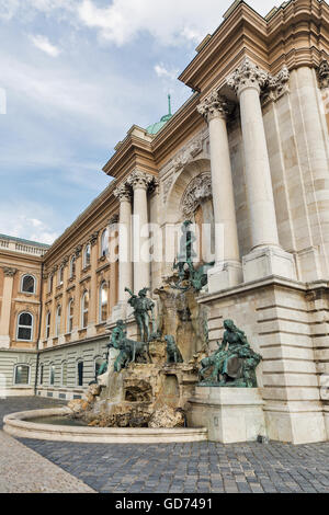 Matthias Fontana nel nord-ovest del cortile di Palazzo Reale, famoso punto di riferimento storico di Budapest, Ungheria. Foto Stock
