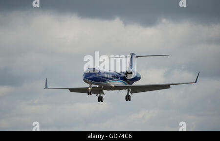 Farnborough Hampshire, Regno Unito. 11 luglio 2016. Azerbaigian Gulfstream G450 lo sbarco a Farnborough International Airshow di commercio. Foto Stock