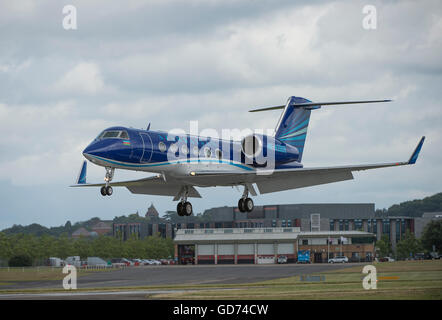 Farnborough Hampshire, Regno Unito. 11 luglio 2016. Azerbaigian Gulfstream G450 lo sbarco a Farnborough International Airshow di commercio. Foto Stock