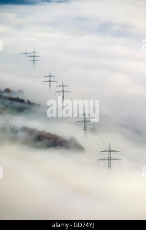 Vista aerea di pali elettrici guardare le nuvole basse in Bestwig, linee di trasmissione nella nebbia, elettricità, linea di alimentazione, terra Foto Stock
