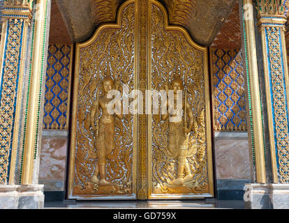 Sportello dorato con buddha, Wat Thasung Banphot tempio, Nakhon Sawan, Thailandia Foto Stock