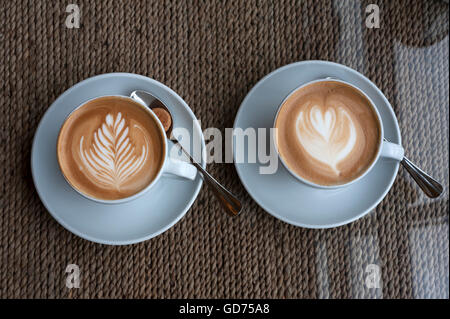 Due tazze di cappuccino con schiuma di latte, Baviera, Germania Foto Stock