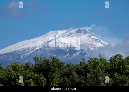 Il vulcano Etna, nevoso, visto dal parco di Villa Bellini, provincia di Catania, Sicilia, Italia Foto Stock