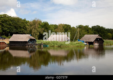 Case in barca sul Prerower Strom estuario, Fischland-Darss-Zingst peninsula, Meclemburgo-Pomerania Occidentale Foto Stock