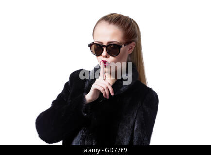 Bellissimo modello con labbra rosse e capelli biondi in nero pelliccia Foto Stock