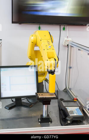 Mano robotica di macchina utensile alla fabbricazione industriale factory Foto Stock