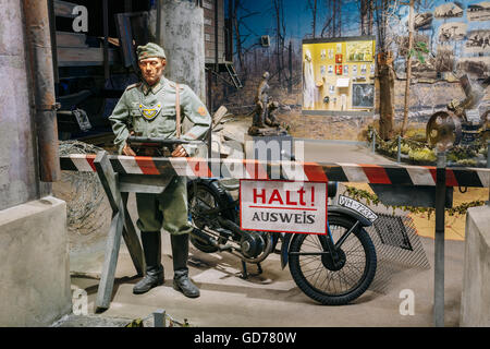 Minsk, Bielorussia - 20 dicembre 2015: Statua di un soldato tedesco dalla gendarmeria Feldgendarmerie sta di guardia dietro un barri Foto Stock