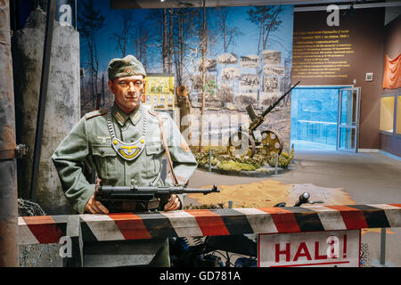 Minsk, Bielorussia - 20 dicembre 2015: Statua di un soldato tedesco dalla gendarmeria Feldgendarmerie sta di guardia dietro un barri Foto Stock