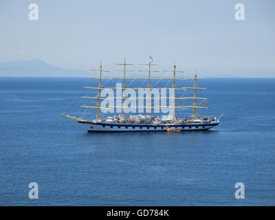 Royal Clipper nave da crociera che sono ancorate al largo di Sorrento, Costiera Amalfitana, Italia Foto Stock