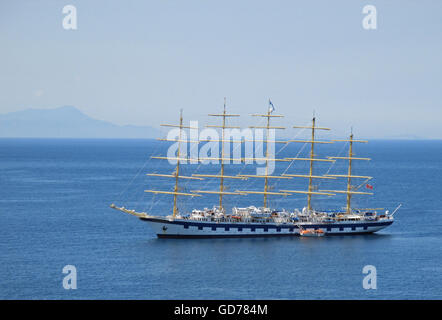 Royal Clipper nave da crociera che sono ancorate al largo di Sorrento, Costiera Amalfitana, Italia Foto Stock