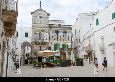 Cisternino, Italia - 25 Giugno 2016: persone che camminano sulla piazza principale di Cisternino in Puglia, Italia Foto Stock