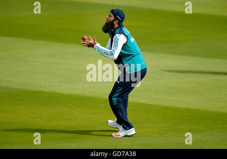 L'Inghilterra del Moeen Ali durante una sessione di reti a Lord's, Londra. Foto Stock