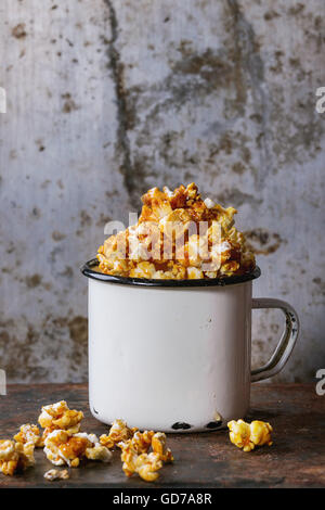 Preparate popcorn salati Foto Stock