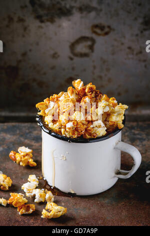 Preparate popcorn salati Foto Stock