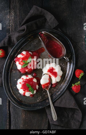 Panna cotta con fragole Foto Stock