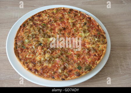 Pizza, tonno, pesce, frutti di mare, italiano, pasto, junkfood, mozzarella, dieta, snack, copyspace, tradizionale, cena, pezzo, gustoso Foto Stock