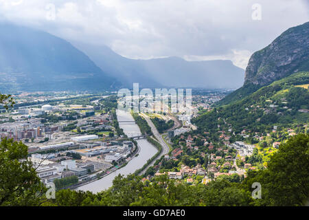 La città di Grenoble e fiume Isere, Francia. Pittoresca veduta aerea da Bastille in estate giorno nuvoloso Foto Stock