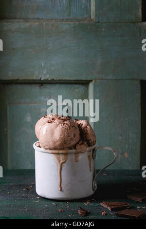 La tazza con il gelato al cioccolato Foto Stock