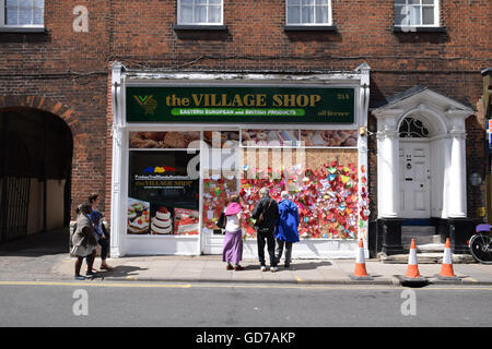 Messaggi di sostegno seguente attacco incendiario contro il negozio di paese, Rumeno foodstore a Norwich, UK Luglio 2016 Foto Stock